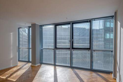 Bodentiefe Fensterfront mit Sonnenschutz - 2 Zimmer Etagenwohnung zur Miete in Berlin