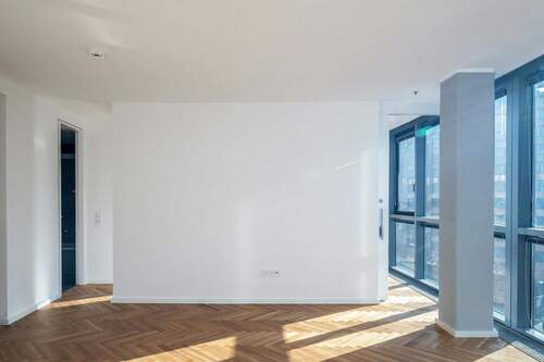 Wohnzimmer mit Blick auf die Trennwand zum Schlafzimmer - 2 Zimmer Etagenwohnung in Berlin