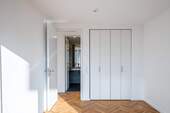 Kleiderschrank im Schlafzimmer und Blick in das Badezimmer - 