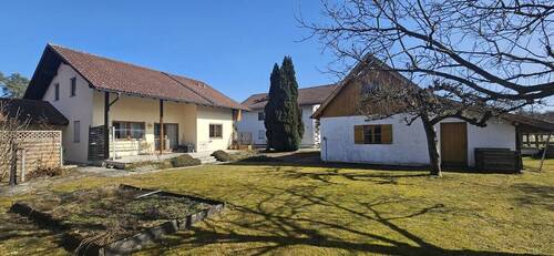 Ansicht Haus und Nebengebäude - 