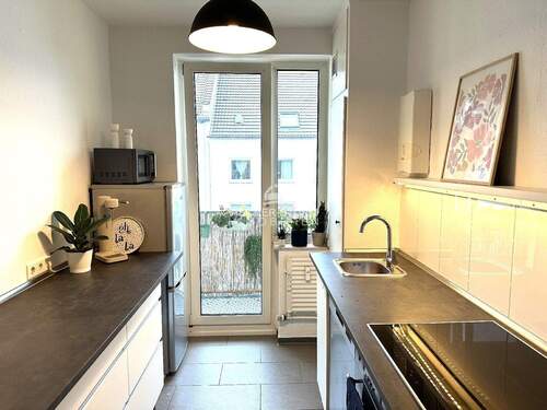 eine Küche mit Balkon - 