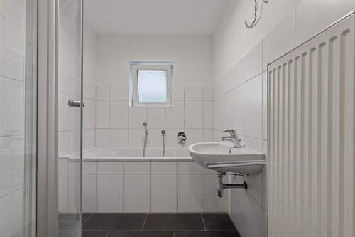 Obergeschoss Bad - 8 Zimmer Etagenwohnung zum Kaufen in Karlsruhe