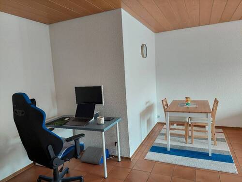Essnische im hinteren Teil des Wohnzimmers - 2 Zimmer Etagenwohnung in Nürnberg