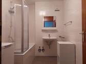 Badezimmer mit Badewanne - 