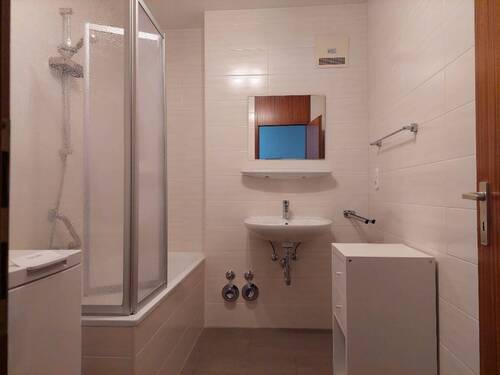 Badezimmer mit Badewanne - 