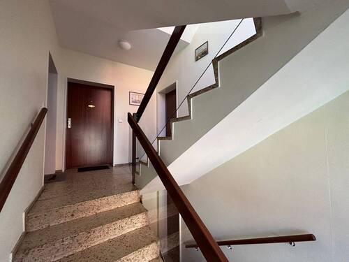 Helles, freundliches Treppenhaus - 