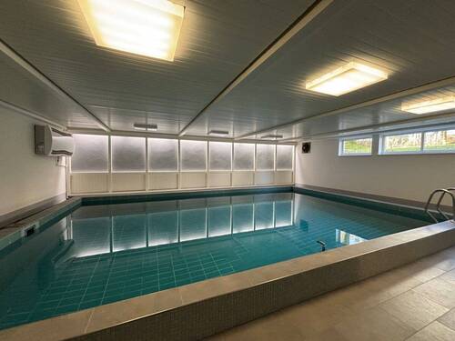 Saniertes Schwimmbad mit Tageslicht - 