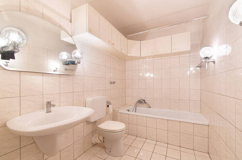 Badezimmer mit Badewanne, WC und Waschbecken - 