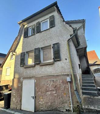Hausansicht vorne. - Offen für Angebote! Opas Häuschen! ++ Sanierung oder Abriss ++