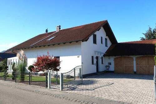 Hof mit Doppelgarage - 