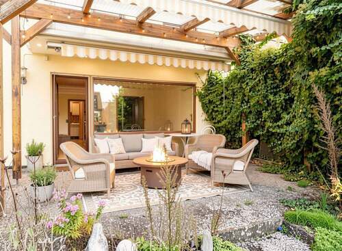 gemütliche Terrasse - (KI generiert) - Familienglück in Holzgerlingen: Reiheneckhaus mit Garten, Kamin und zwei Garagen