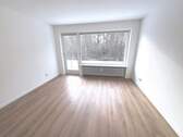 Wohnzimmer mit Balkon - 3 Zimmer Etagenwohnung zum Kaufen in Hamburg