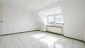 Wohnzimmer - Lichtdurchflutetes Wohnjuwel in Düsseldorf - Charmante 2-Zimmer-Wohnung in idyllischer Lage