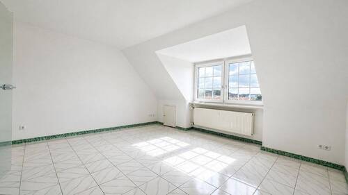 Wohnzimmer - Lichtdurchflutetes Wohnjuwel in Düsseldorf - Charmante 2-Zimmer-Wohnung in idyllischer Lage