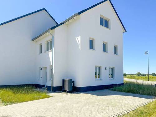 PKW-Stellplatz - 4 Zimmer Reihenendhaus in Jesewitz