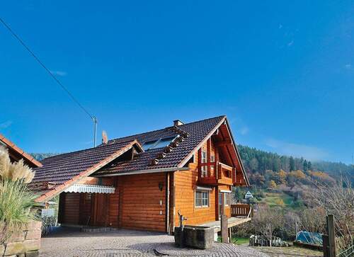 Hausansicht mit eigenem Brunnen und traumhaftem Panoramablick - Familiendomizil mit Charakter und traumhaftem Panoramablick