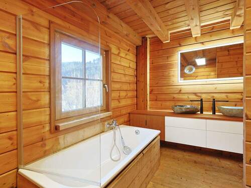 Modernes Bad mit Dusche, Badewanne und Doppelwaschbecken - 