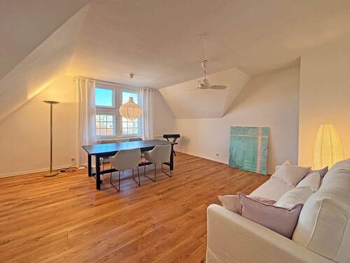 Wohnzimmer.jpg - 4 Zimmer Etagenwohnung zur Miete in Stuttgart