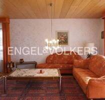 Zweistöckiger Bungalow mit herrlichem Garten + Garage . Beste Voraussetzungen für eine sofortige Nutzung oder Sanierung - Rottenburg am Neckar