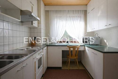 Praktische Einbauküche mit Speisekammer im Erdgeschoss - Einfamilienhaus mit 138,00 m&sup2; in Rottenburg am Neckar zum Kaufen