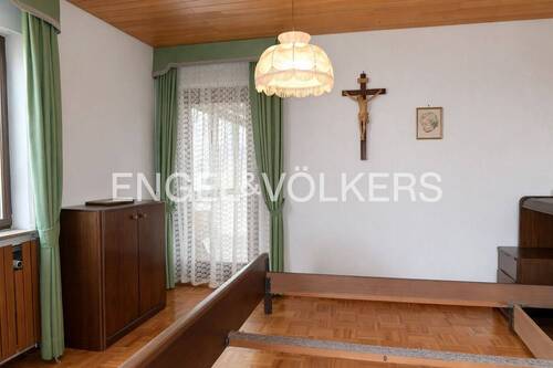 Zimmer mit Zugang zum Wintergarten im Erdgeschoss - 