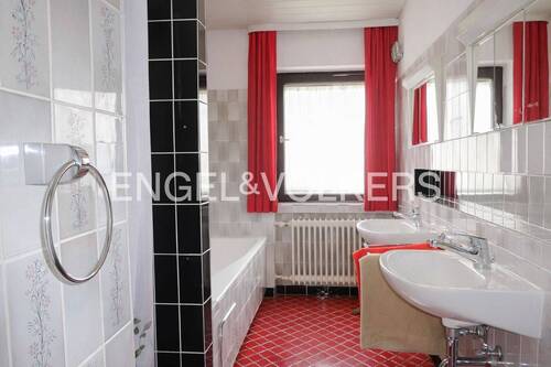 Tageslichtbad mit Badewanne und Dusche - 