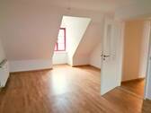 Wohnzimmer mit offener Küche - Charmante 3-Raumwohnung in der Altstadt ab 01.09.2025