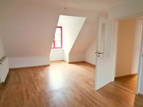 Wohnzimmer mit offener Küche - Charmante 3-Raumwohnung in der Altstadt ab 01.09.2025