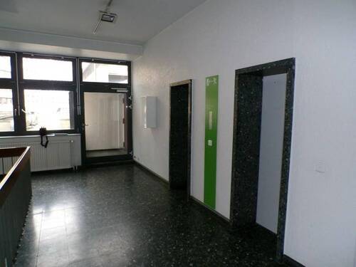 3 Hauptgebäude Flur mit Aufzügen - Halle zum Kaufen in Köln