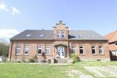 Hausansicht - Modernisiertes EFH mit Ausbaureserve auf großzügigem Grundstück - Erbbaurecht