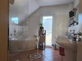 Bad mit Wanne und Dusche - 