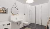 Modern gefliestes Badezimmer mit bodengleicher Dus - 