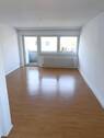 Wohnzimmer mit Zugang zum Balkon - 2 Zimmer Etagenwohnung in Wunsiedel