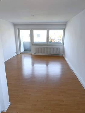 Wohnzimmer mit Zugang zum Balkon - 2 Zimmer Etagenwohnung in Wunsiedel