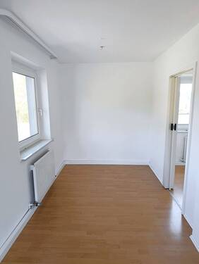 Wohnzimmer, rechts befindet sich der Zugang zur Küche - Etagenwohnung mit 58,30 m&sup2; in Wunsiedel zur Miete