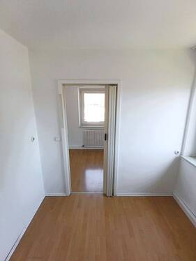 Küche mit Blick Richtung Wohnzimmer - 