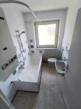 Tageslichtbad mit Badewanne - 