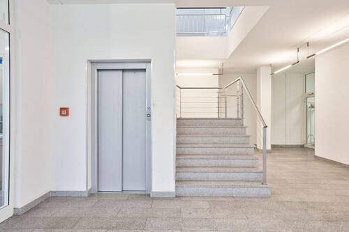 Treppenhaus samt Aufzug - 