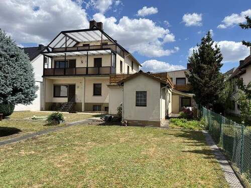 Rückansicht - Großzügiges Mehrgenerationenhaus mit weitläufigem Garten und Garage!