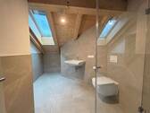 Großzügiges Badezimmer mit Dusche - 