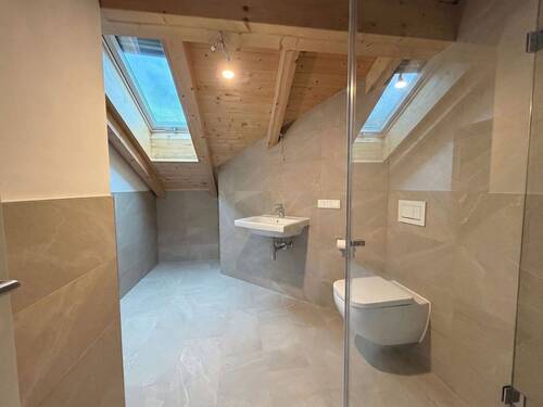 Großzügiges Badezimmer mit Dusche - 