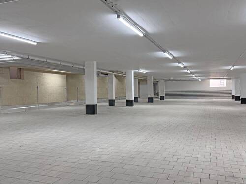 Großzügige Tiefgarage - 