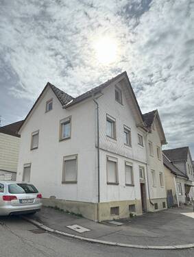 20240329_113854653_iOS.jpg - !SANIERUNGSOBJEKT! 2 Familienhaus mit Garage und kleinem Garten. Dachgeschoss ausbaubar.