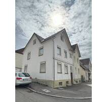 !SANIERUNGSOBJEKT! 2 Familienhaus mit Garage und kleinem Garten. Dachgeschoss ausbaubar. - Villingen-Schwenningen