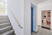 Treppenhaus mit Aufzug - 