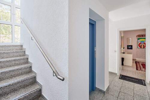 Treppenhaus mit Aufzug - 