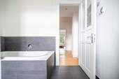 Badezimmer mit Blick in den Flur - 