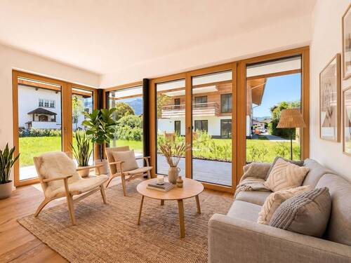 Helles Wohnzimmer mit Eckverglasung - 