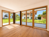 Helles Wohnzimmer mit Eckverglasung - 