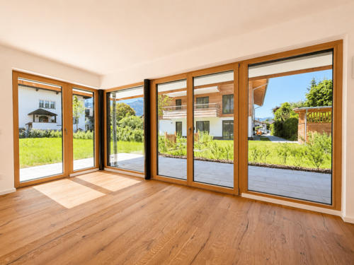 Helles Wohnzimmer mit Eckverglasung - 
